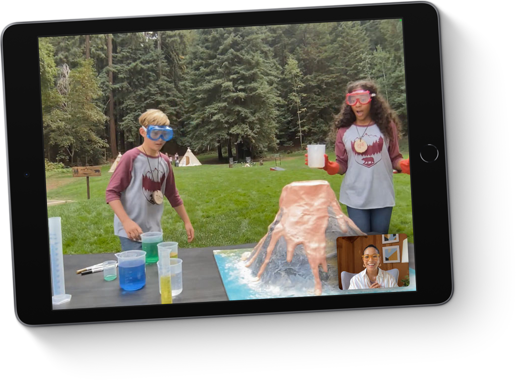 iPad상의 영상 통화 중 센터 스테이지 기능이 사용되는 예시